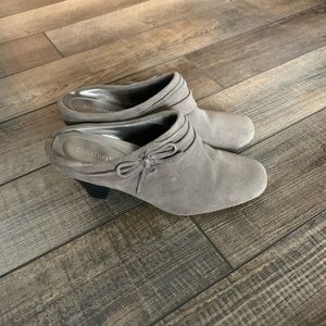 Naturalized suede heels